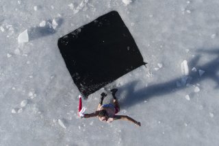 Selon cette étude, un bain de glace après le sport n'a aucun effet sur la récupération chez les femmes (archives). KEYSTONE/TI-PRESS/SAMUEL GOLAY